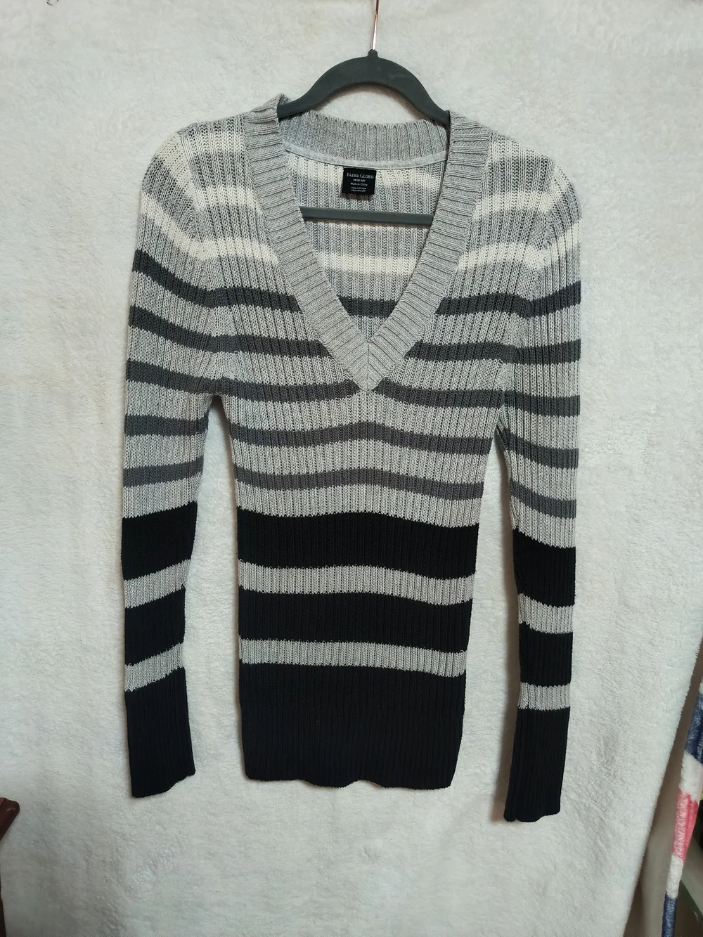 Faded Glory Ribbed V-Neck Striped Sweater - Gray & Black                  S 18